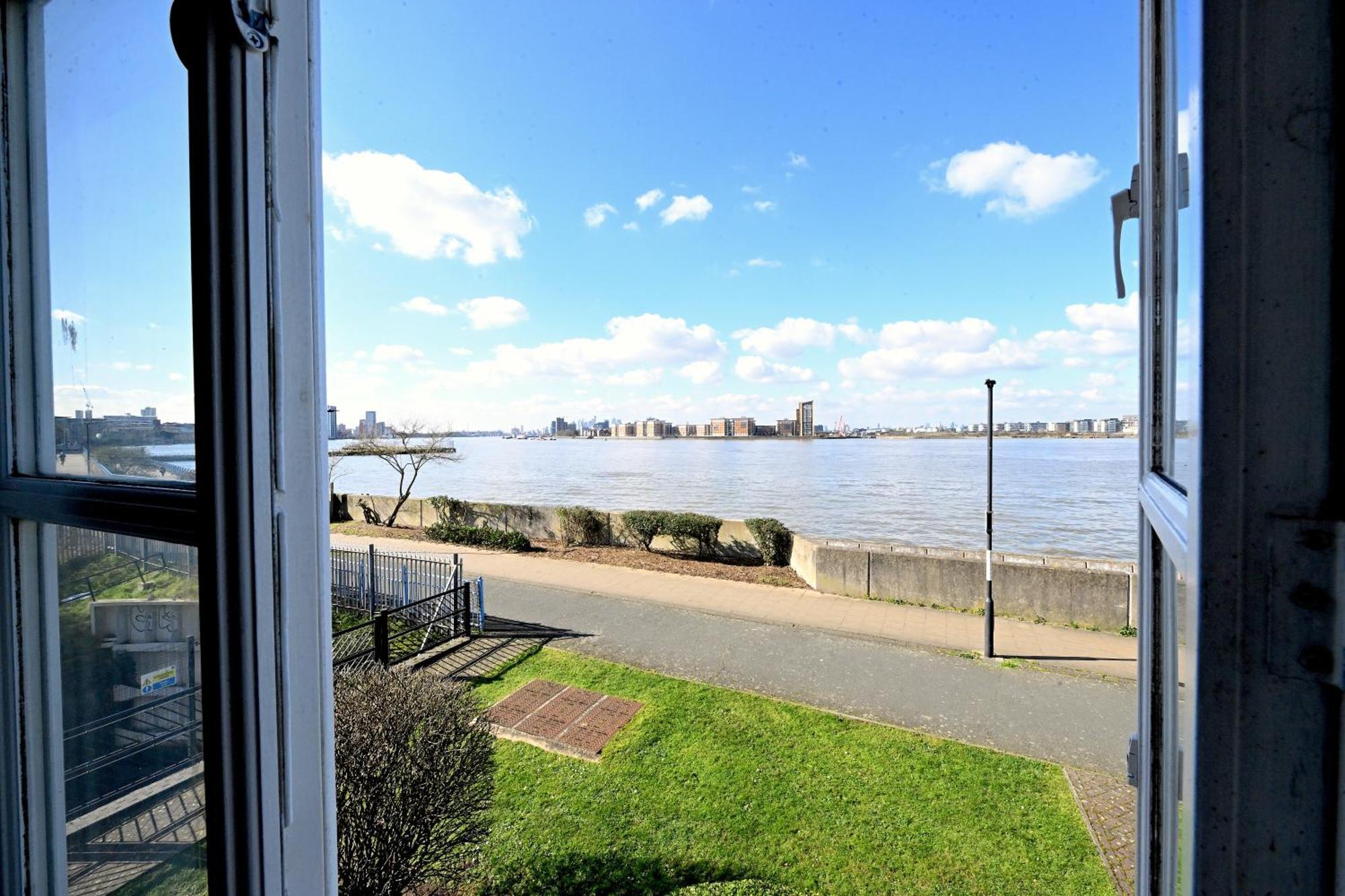Unique 2-bedroom With River Views! Appartement