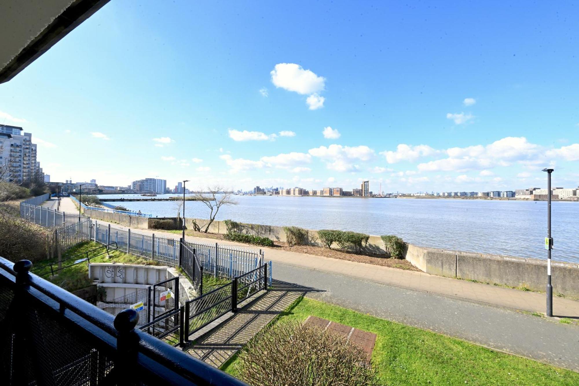 Unique 2-bedroom With River Views! Appartement *