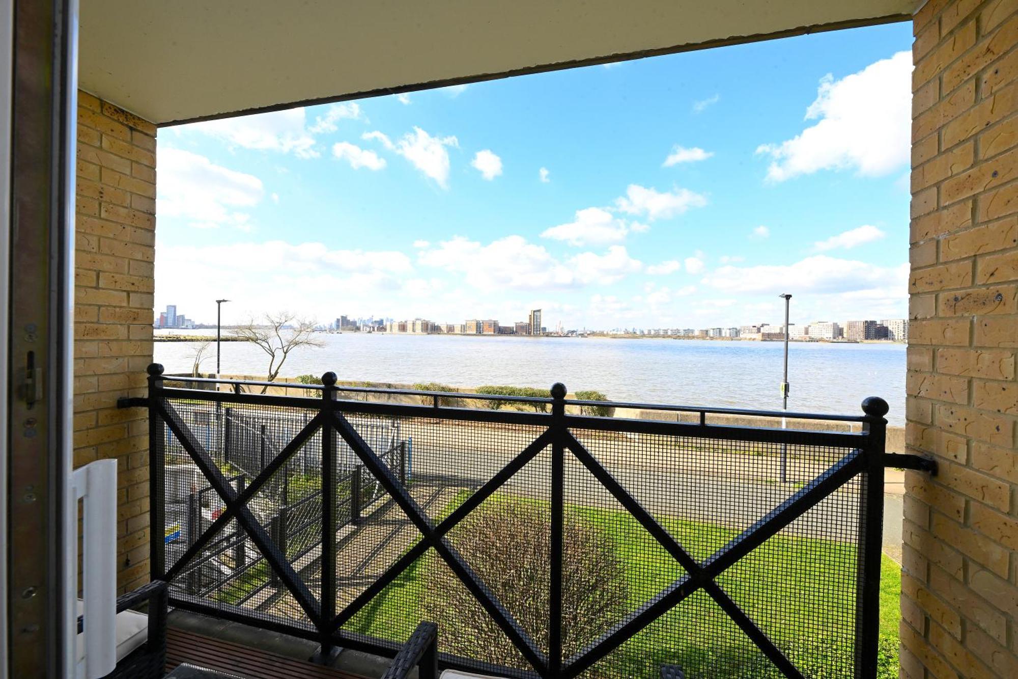 Unique 2-bedroom With River Views! Appartement *